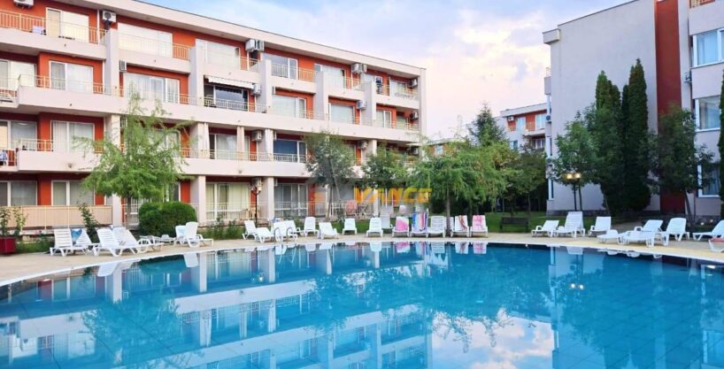 Просторная двухкомнатная квартира в Nessebar Fort Club с видом на парк